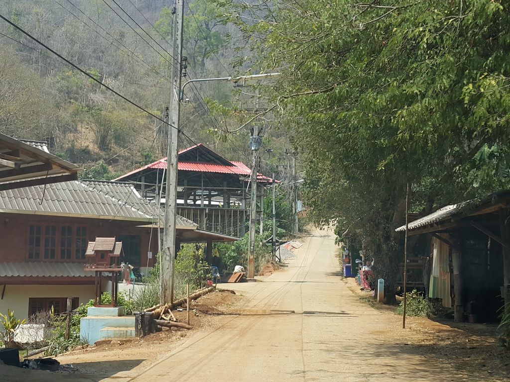 ภาพถนนตรงที่ บ้านแม่ขนิลเหนือ ตั้งอยู่ ถ่ายโดย jrcarlsen พ.ศ. 2559 (2016) · A street-level view of where บ้านแม่ขนิลเหนือ · Ban Maek Nin Nuea stands, by jrcarlsen in 2559 (2016)