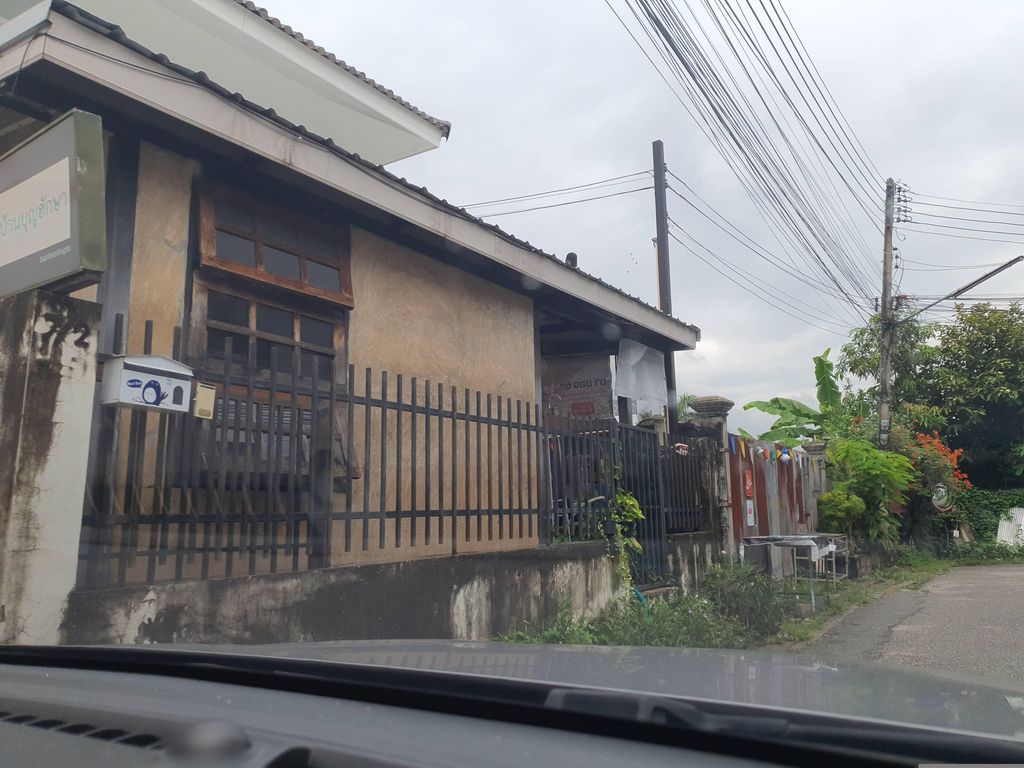ภาพถนนตรงที่ Water is น้ำคือ วอเตอร์อีส ตั้งอยู่ ถ่ายโดย jrcarlsen พ.ศ. 2566 (2023) · A street-level view of where Water is น้ำคือ วอเตอร์อีส stands, by jrcarlsen in 2566 (2023)