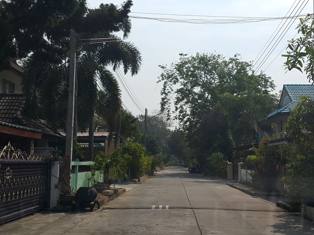 ภาพถนนตรงที่ หมู่บ้านตวรรณา เชียงใหม่ ตั้งอยู่ ถ่ายโดย jrcarlsen พ.ศ. 2559 (2016) · A street-level view of where หมู่บ้านตวรรณา เชียงใหม่ · Ta Wanna Chiang Mai Village stands, by jrcarlsen in 2559 (2016)