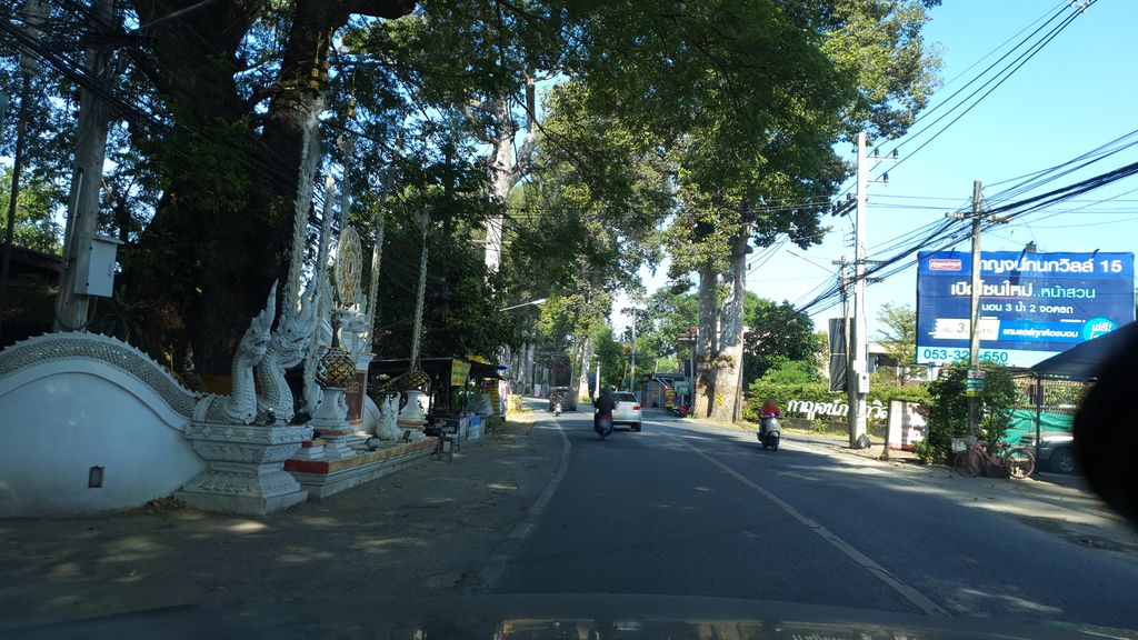 ภาพถนนตรงที่ ร้านดอกไม้สดเชียงใหม่ภูพิงค์ ตั้งอยู่ ถ่ายโดย jrcarlsen พ.ศ. 2562 (2019) · A street-level view of where ร้านดอกไม้สดเชียงใหม่ภูพิงค์ · Ran Dokmaisot Chiang Mai Phuphing stands, by jrcarlsen in 2562 (2019)