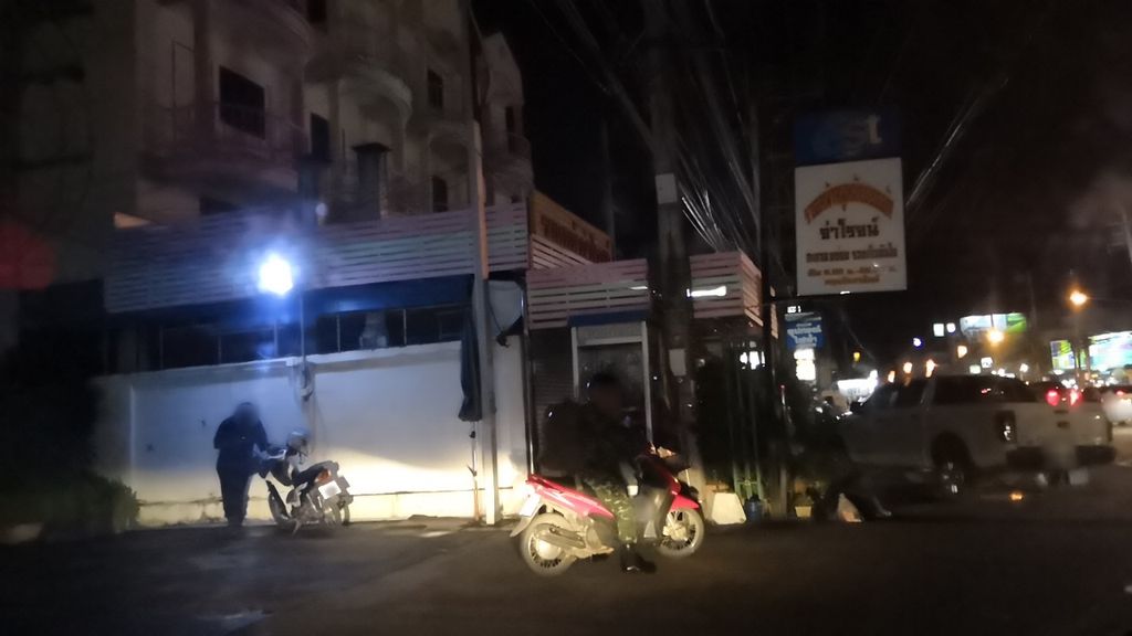 ภาพถนนตรงที่ ราดหน้าจ่าโรจน์ ตั้งอยู่ ถ่ายโดย charlesano พ.ศ. 2561 (2018) · A street-level view of where ราดหน้าจ่าโรจน์ · Ratna Cha Rot stands, by charlesano in 2561 (2018)