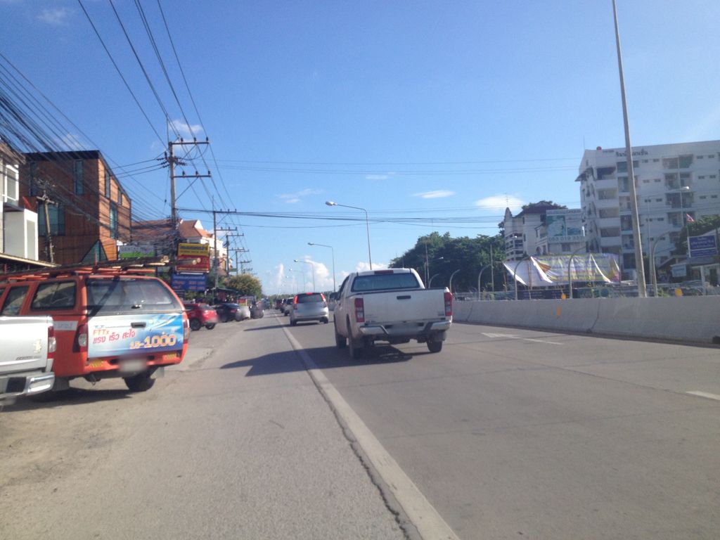 ภาพถนนตรงที่ วันพลัสคลองชลประทาน ตั้งอยู่ ถ่ายโดย jimwatana พ.ศ. 2558 (2015) · A street-level view of where วันพลัสคลองชลประทาน · One Plus Khlong Chon Prathan stands, by jimwatana in 2558 (2015)