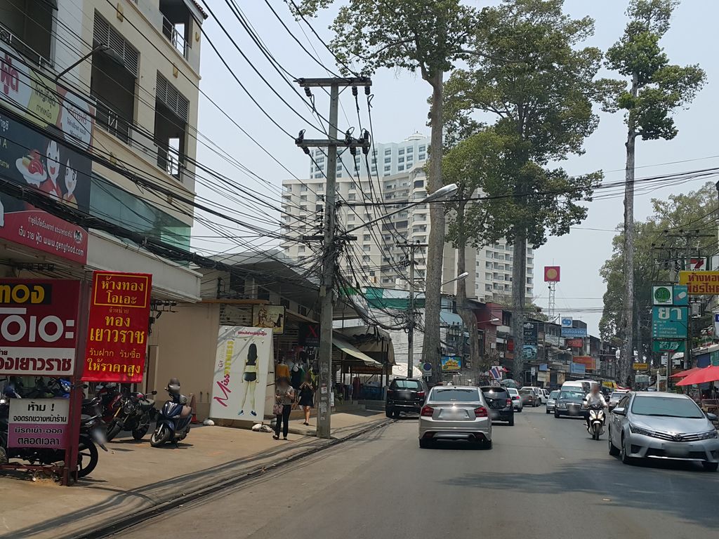 ภาพถนนตรงที่ ลำแต้ลำว่า ตั้งอยู่ ถ่ายโดย jrcarlsen พ.ศ. 2559 (2016) · A street-level view of where ลำแต้ลำว่า · Lamtaelamwa stands, by jrcarlsen in 2559 (2016)