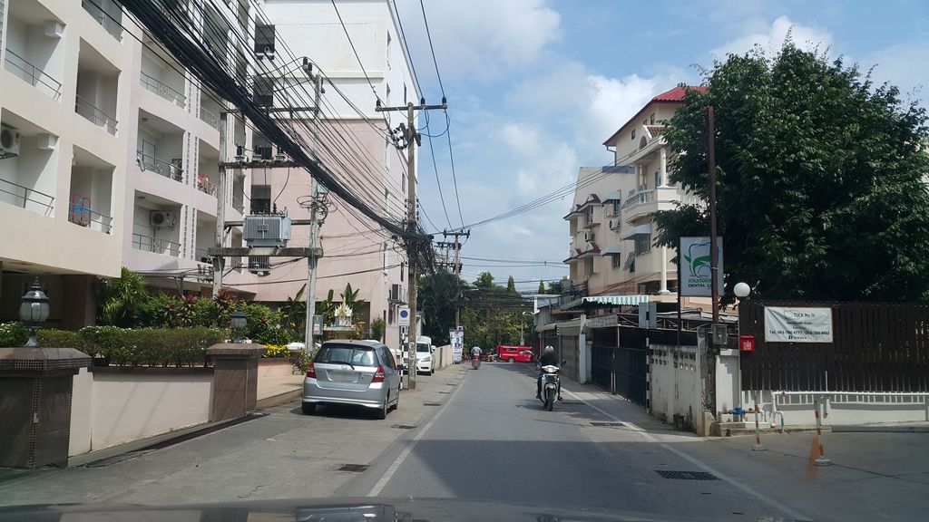 ภาพถนนตรงที่ TUCK Me iN ตั้งอยู่ ถ่ายโดย jrcarlsen พ.ศ. 2560 (2017) · A street-level view of where TUCK Me iN stands, by jrcarlsen in 2560 (2017)