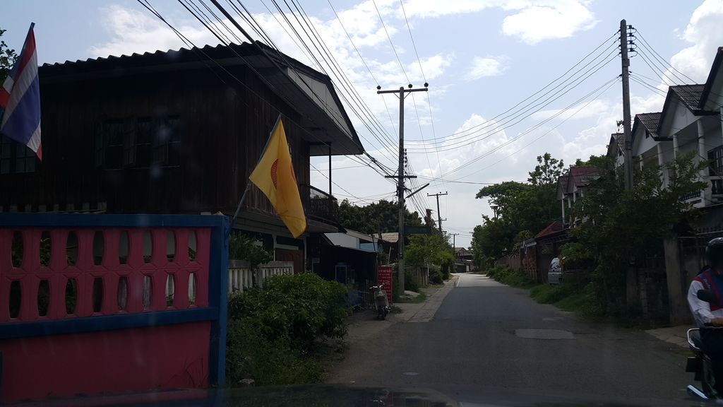 ภาพถนนตรงที่ ลัดดาอาหารทะเลสด-แช่แข็งเชียงใหม่ ตั้งอยู่ ถ่ายโดย jrcarlsen พ.ศ. 2559 (2016) · A street-level view of where ลัดดาอาหารทะเลสด-แช่แข็งเชียงใหม่ · Latda Ahanthaletda-chaekhaeng Chiang Mai stands, by jrcarlsen in 2559 (2016)