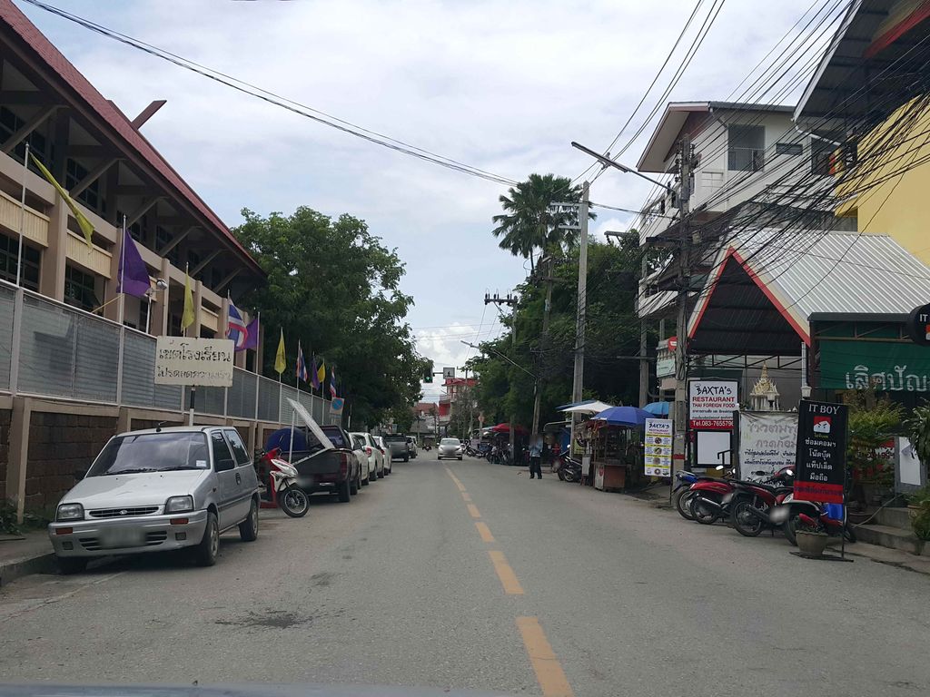ภาพถนนตรงที่ MOMAI Beauty & Salon ตั้งอยู่ ถ่ายโดย jrcarlsen พ.ศ. 2558 (2015) · A street-level view of where MOMAI Beauty & Salon stands, by jrcarlsen in 2558 (2015)