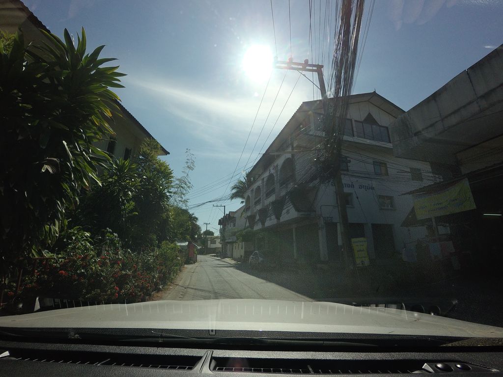 ภาพถนนตรงที่ ร้านลาบลำปาง ตั้งอยู่ ถ่ายโดย mishari พ.ศ. 2563 (2020) · A street-level view of where ร้านลาบลำปาง · Ran Lap Lampang stands, by mishari in 2563 (2020)