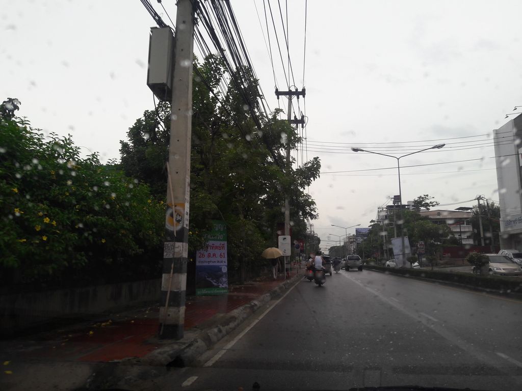 ภาพถนนตรงที่ Rajamangala University of Technology Lanna ตั้งอยู่ ถ่ายโดย superbate พ.ศ. 2561 (2018) · A street-level view of where Rajamangala University of Technology Lanna stands, by superbate in 2561 (2018)