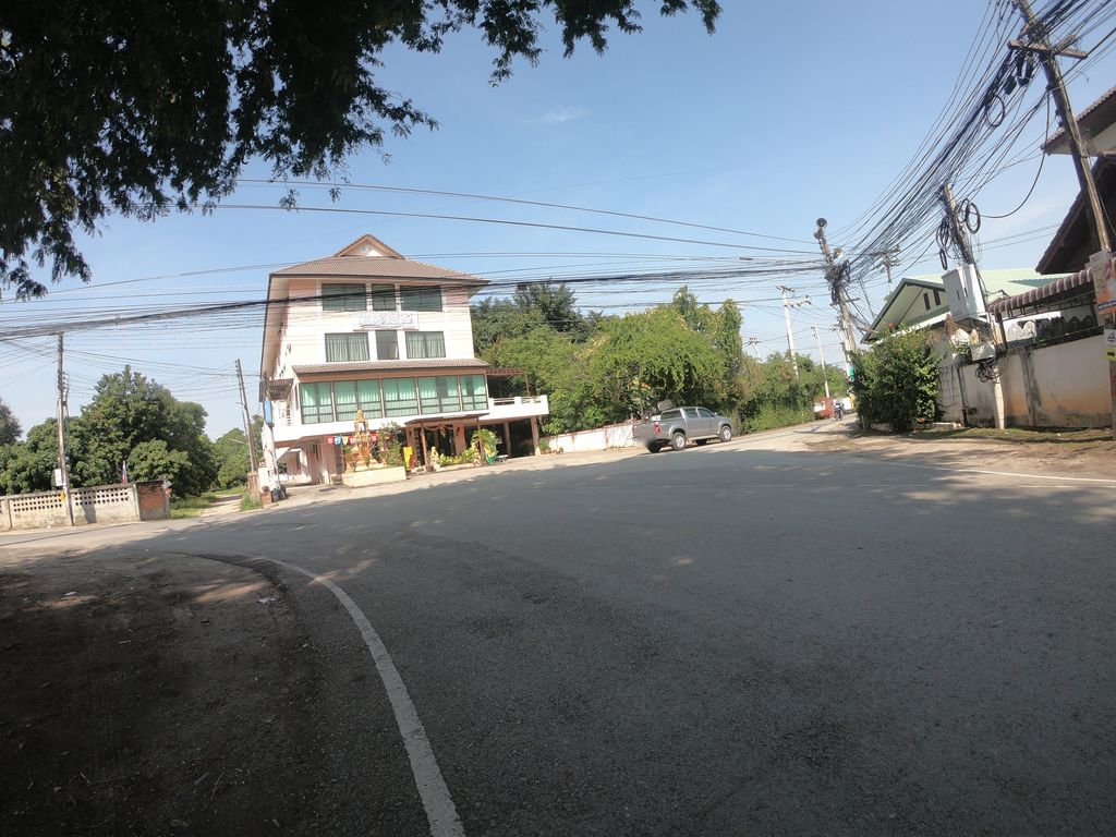 ภาพถนนตรงที่ WE ROOM Chiangmai ตั้งอยู่ ถ่ายโดย chanuwath_grab พ.ศ. 2562 (2019) · A street-level view of where WE ROOM Chiangmai stands, by chanuwath_grab in 2562 (2019)