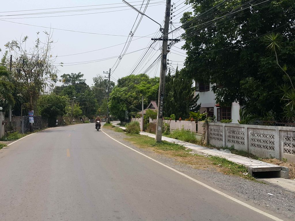 ภาพถนนตรงที่ โจ๊กเด็กวัด Cokdekwad ตั้งอยู่ ถ่ายโดย jrcarlsen พ.ศ. 2558 (2015) · A street-level view of where โจ๊กเด็กวัด Cokdekwad stands, by jrcarlsen in 2558 (2015)