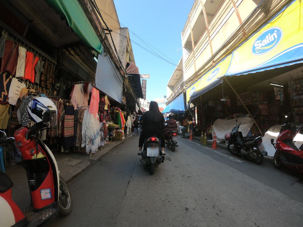 ภาพถนนตรงที่ ร้านดวง ตั้งอยู่ ถ่ายโดย chanuwath_grab พ.ศ. 2562 (2019) · A street-level view of where ร้านดวง · Ran Duang stands, by chanuwath_grab in 2562 (2019)