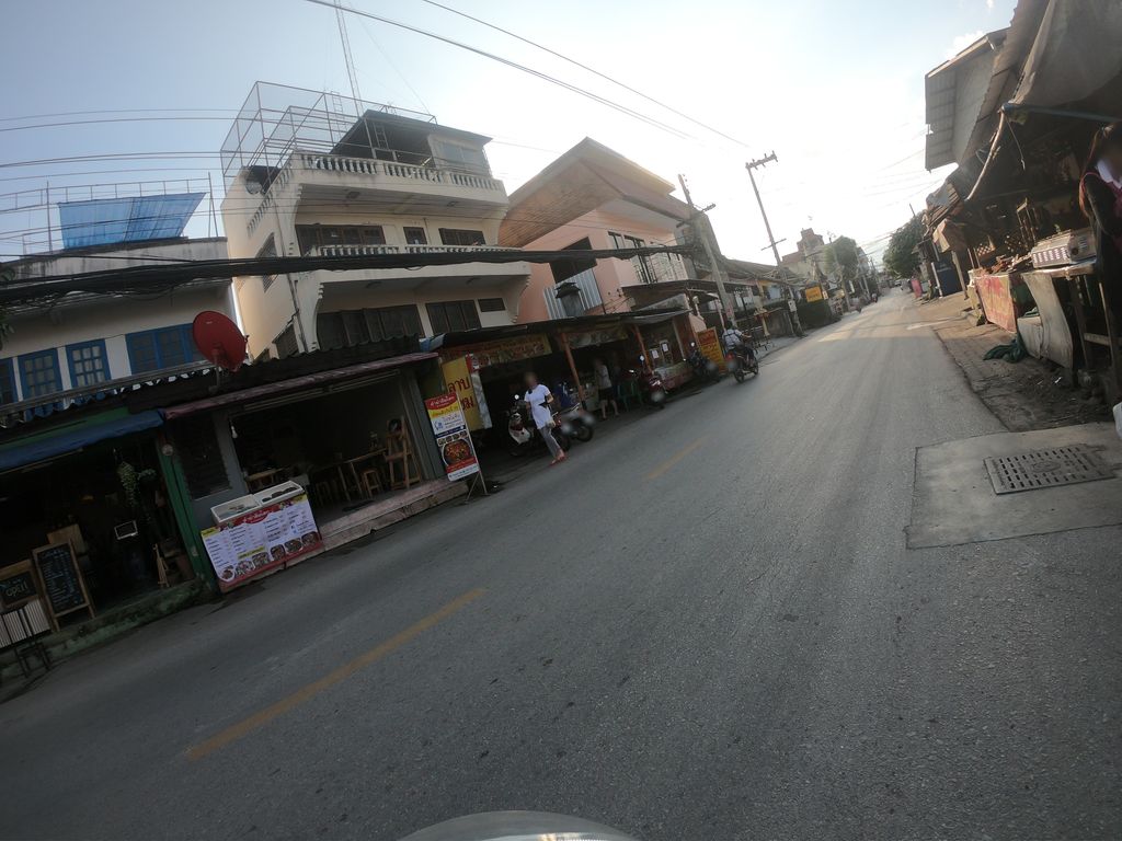 ภาพถนนตรงที่ Cha Cha Bubble Tea ตั้งอยู่ ถ่ายโดย chanuwath_grab พ.ศ. 2562 (2019) · A street-level view of where Cha Cha Bubble Tea stands, by chanuwath_grab in 2562 (2019)