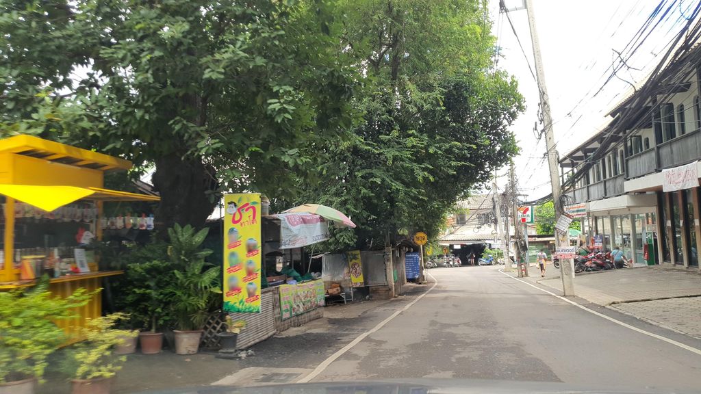 ภาพถนนตรงที่ The Humble Bed and Hotel ตั้งอยู่ ถ่ายโดย jrcarlsen พ.ศ. 2564 (2021) · A street-level view of where The Humble Bed and Hotel stands, by jrcarlsen in 2564 (2021)