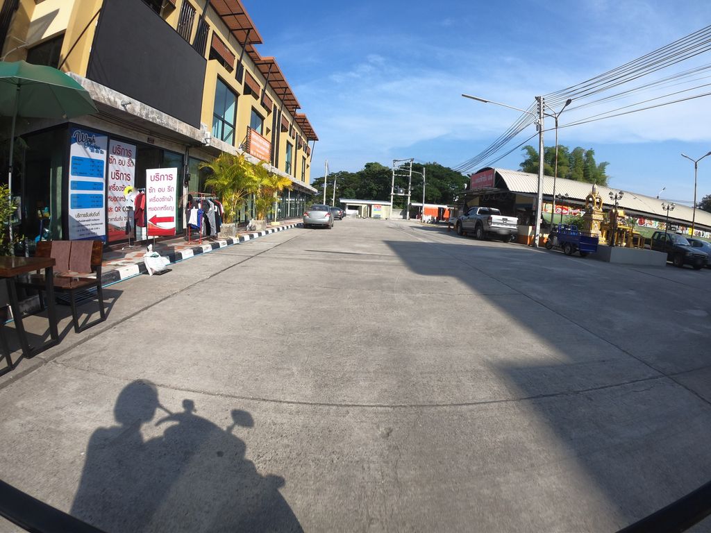 ภาพถนนตรงที่ โครงการเดอะฟิวชั่นเอส ตั้งอยู่ ถ่ายโดย chanuwath_grab พ.ศ. 2562 (2019) · A street-level view of where โครงการเดอะฟิวชั่นเอส · Khrongkan The Fiochan S stands, by chanuwath_grab in 2562 (2019)