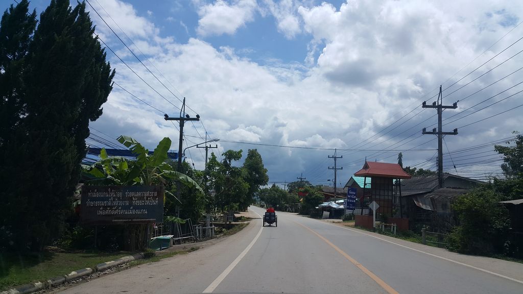 ภาพถนนตรงที่ แม่บัวคำลูกชิ้นทอด ตั้งอยู่ ถ่ายโดย jrcarlsen พ.ศ. 2560 (2017) · A street-level view of where แม่บัวคำลูกชิ้นทอด · Mae Buakham Lukchinthot stands, by jrcarlsen in 2560 (2017)