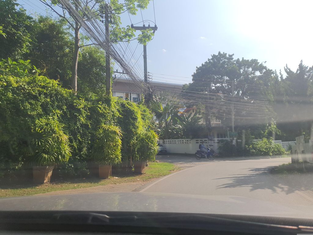 ภาพถนนตรงที่ TLC Center ตั้งอยู่ ถ่ายโดย jrcarlsen พ.ศ. 2566 (2023) · A street-level view of where TLC Center stands, by jrcarlsen in 2566 (2023)