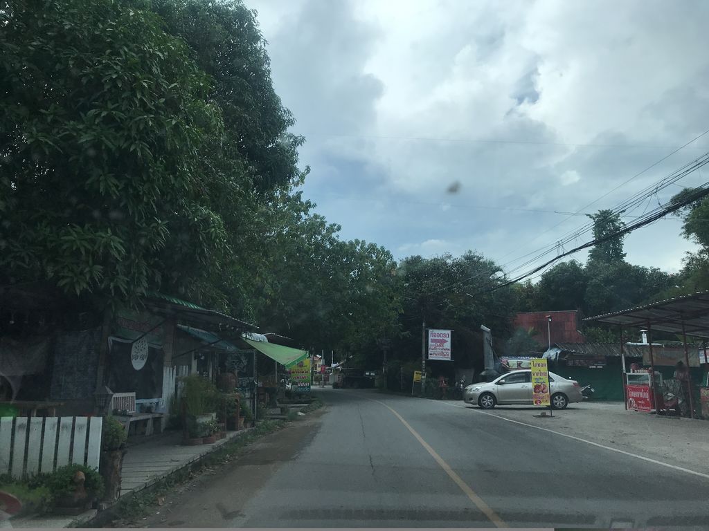 ภาพถนนตรงที่ ร้านริมน้ำ อาหารตามสั่ง ตั้งอยู่ ถ่ายโดย prasert พ.ศ. 2561 (2018) · A street-level view of where ร้านริมน้ำ อาหารตามสั่ง · Ran Rimnam Ahantamsang stands, by prasert in 2561 (2018)
