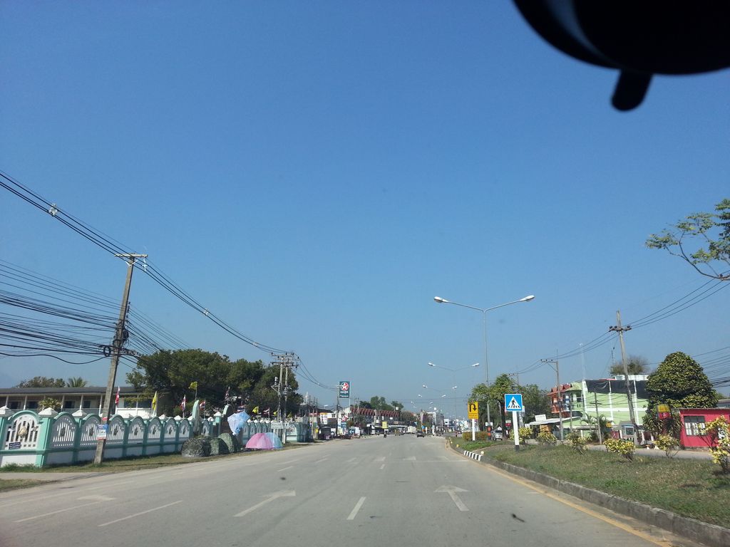 ภาพถนนตรงที่ TruckCorner Cafe & Bistro ตั้งอยู่ ถ่ายโดย mishari พ.ศ. 2558 (2015) · A street-level view of where TruckCorner Cafe & Bistro stands, by mishari in 2558 (2015)