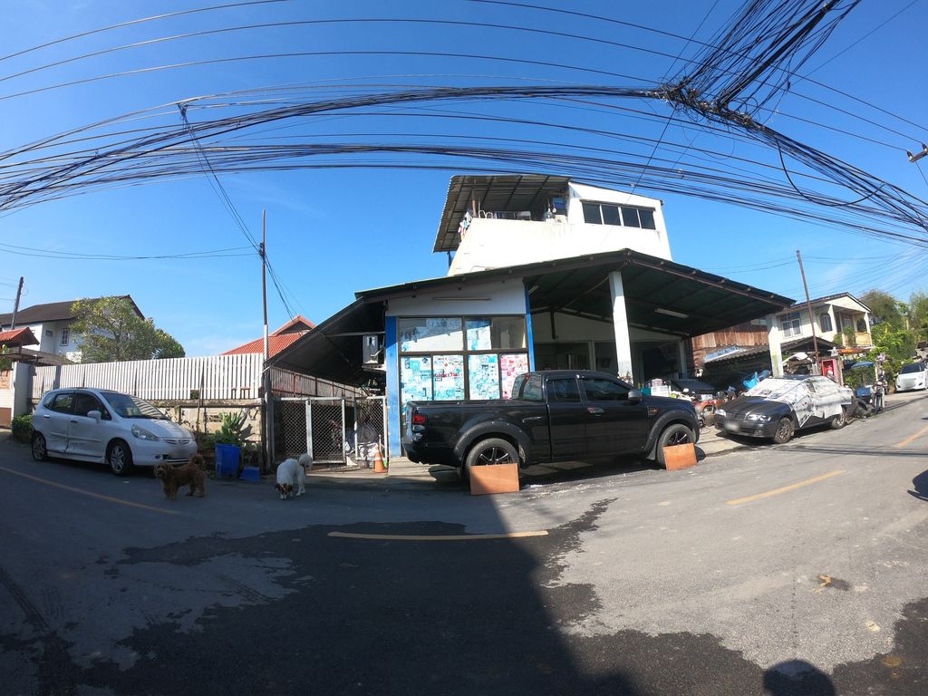 ภาพถนนตรงที่ Love & Care by Apibalas House, Chingmai Thailand ตั้งอยู่ ถ่ายโดย chanuwath_grab พ.ศ. 2562 (2019) · A street-level view of where Love & Care by Apibalas House, Chingmai Thailand stands, by chanuwath_grab in 2562 (2019)