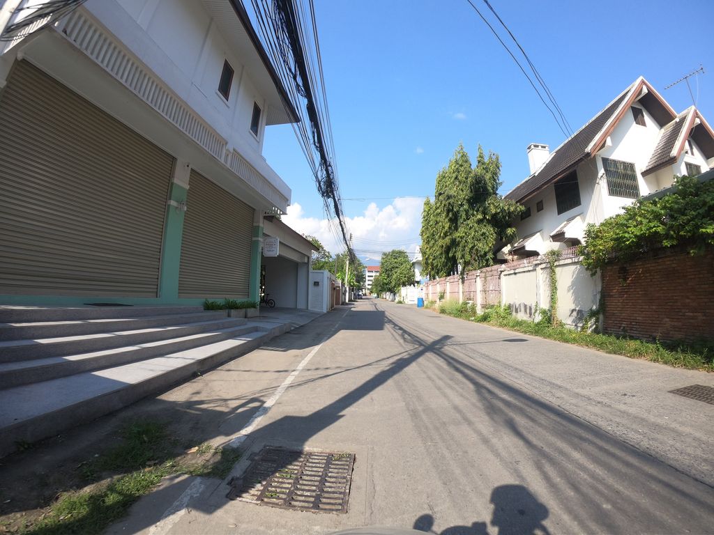 ภาพถนนตรงที่ Penniejewelry ตั้งอยู่ ถ่ายโดย chanuwath_grab พ.ศ. 2562 (2019) · A street-level view of where Penniejewelry stands, by chanuwath_grab in 2562 (2019)