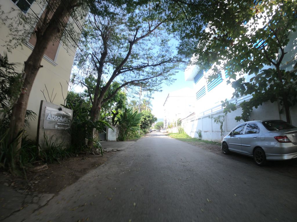 ภาพถนนตรงที่ Araya. Apartment ตั้งอยู่ ถ่ายโดย chanuwath_grab พ.ศ. 2562 (2019) · A street-level view of where Araya. Apartment stands, by chanuwath_grab in 2562 (2019)