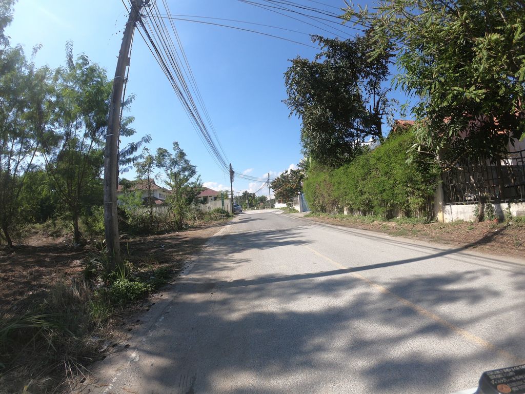 ภาพถนนตรงที่ ขนมระรื่น ตั้งอยู่ ถ่ายโดย chanuwath_grab พ.ศ. 2562 (2019) · A street-level view of where ขนมระรื่น · Khanomraruen stands, by chanuwath_grab in 2562 (2019)