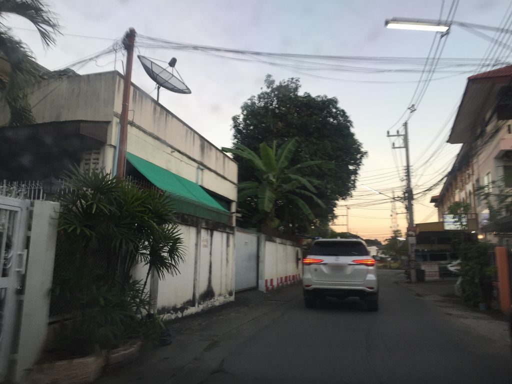 ภาพถนนตรงที่ Kozy stay ตั้งอยู่ ถ่ายโดย kyoko พ.ศ. 2561 (2018) · A street-level view of where Kozy stay stands, by kyoko in 2561 (2018)