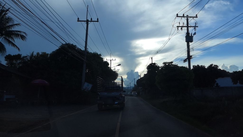 ภาพถนนตรงที่ ภูพลอยรีสอร์ท ตั้งอยู่ ถ่ายโดย charlesano พ.ศ. 2561 (2018) · A street-level view of where ภูพลอยรีสอร์ท · Phu Phaloi Resort stands, by charlesano in 2561 (2018)