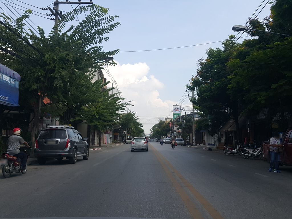 ภาพถนนตรงที่ Lucky In Phone ตั้งอยู่ ถ่ายโดย jrcarlsen พ.ศ. 2558 (2015) · A street-level view of where Lucky In Phone stands, by jrcarlsen in 2558 (2015)