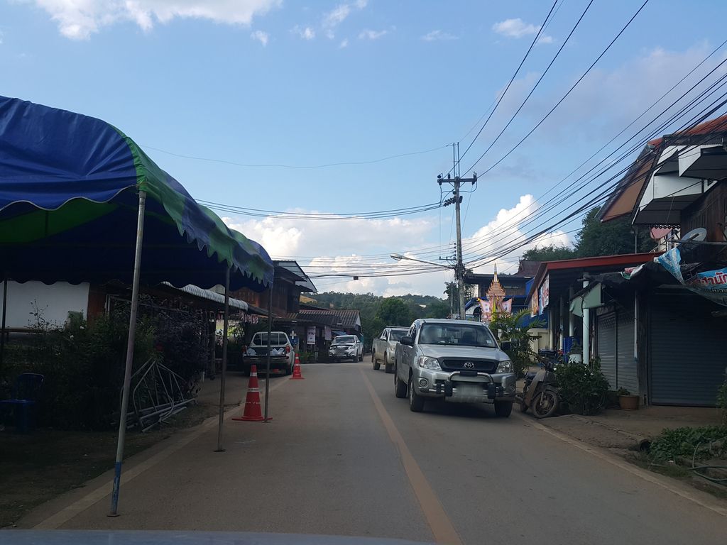 ภาพถนนตรงที่ โรงเรียนบ้านแม่เอาะ Ban Maeao School ตั้งอยู่ ถ่ายโดย jrcarlsen พ.ศ. 2558 (2015) · A street-level view of where โรงเรียนบ้านแม่เอาะ Ban Maeao School stands, by jrcarlsen in 2558 (2015)