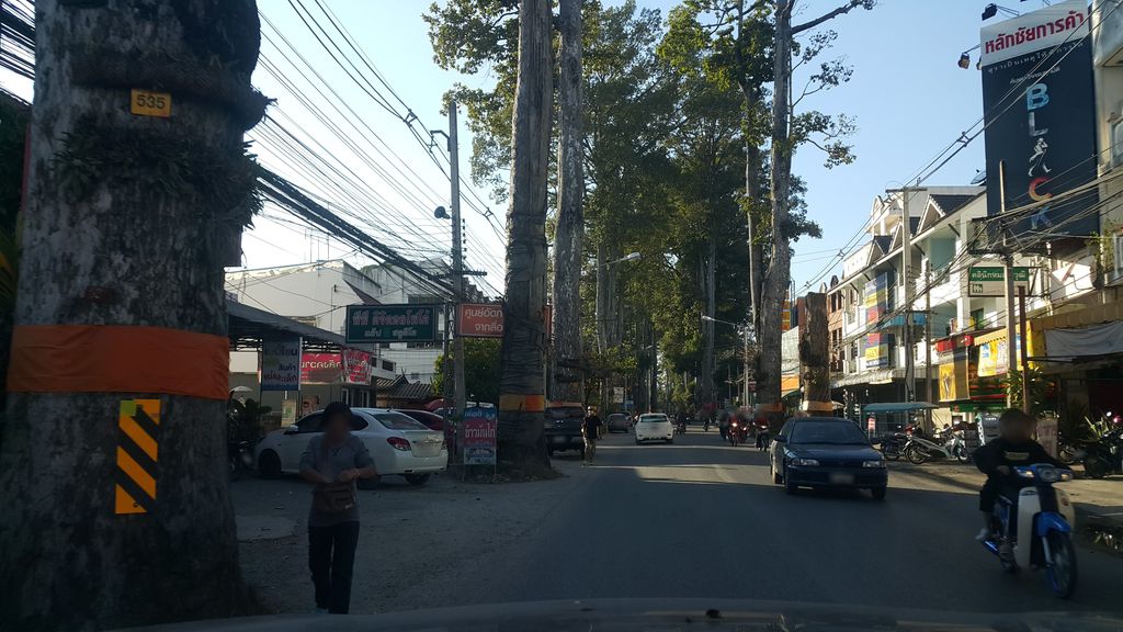 ภาพถนนตรงที่ หมูอินเตอร์ ตั้งอยู่ ถ่ายโดย jrcarlsen พ.ศ. 2562 (2019) · A street-level view of where หมูอินเตอร์ · Muintoe stands, by jrcarlsen in 2562 (2019)