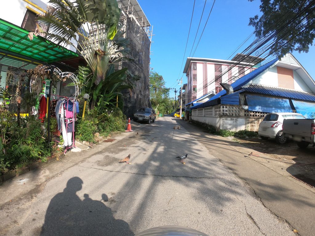 ภาพถนนตรงที่ Omnia Cafe & Roastery ตั้งอยู่ ถ่ายโดย chanuwath_grab พ.ศ. 2562 (2019) · A street-level view of where Omnia Cafe & Roastery stands, by chanuwath_grab in 2562 (2019)