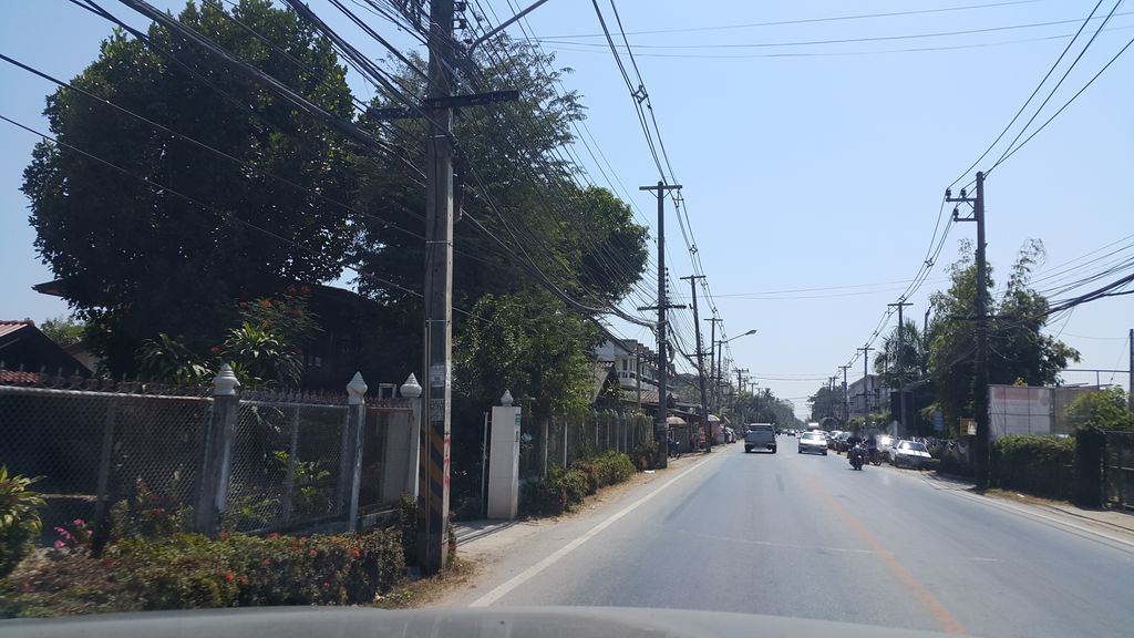 ภาพถนนตรงที่ เน็ต & ไนท์ ซัก อบ รีด ตั้งอยู่ ถ่ายโดย jrcarlsen พ.ศ. 2560 (2017) · A street-level view of where เน็ต & ไนท์ ซัก อบ รีด · Net & Night Sak Op Rit stands, by jrcarlsen in 2560 (2017)