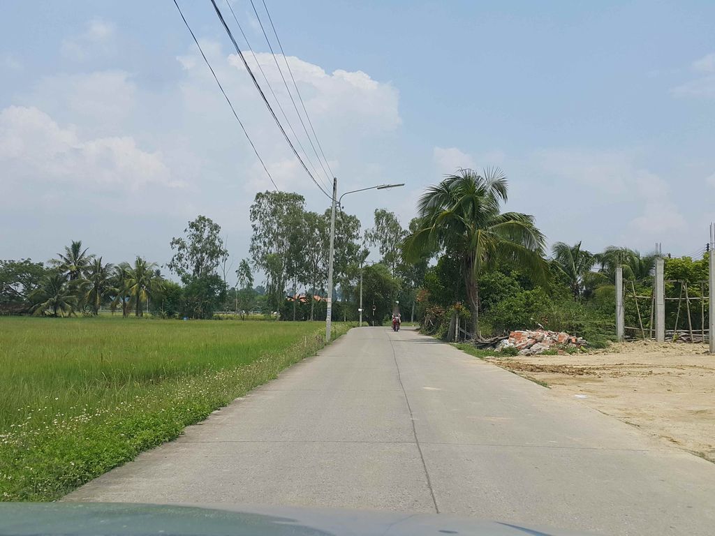 ภาพถนนตรงที่ Momoyo House ตั้งอยู่ ถ่ายโดย jrcarlsen พ.ศ. 2558 (2015) · A street-level view of where Momoyo House stands, by jrcarlsen in 2558 (2015)