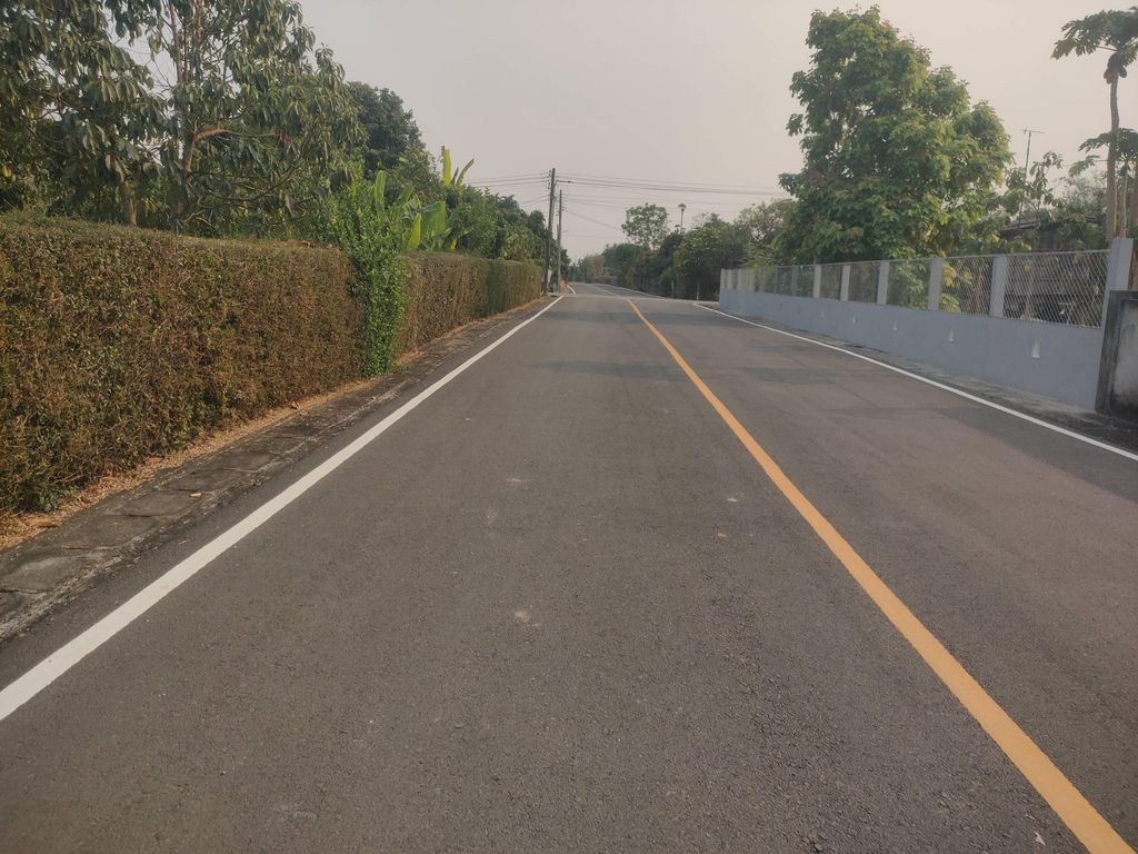 ภาพถนนตรงที่ บ้านหม้อล่าง ตั้งอยู่ ถ่ายโดย Veeer พ.ศ. 2569 (2026) · A street-level view of where บ้านหม้อล่าง · Ban Mo Lang stands, by Veeer in 2569 (2026)