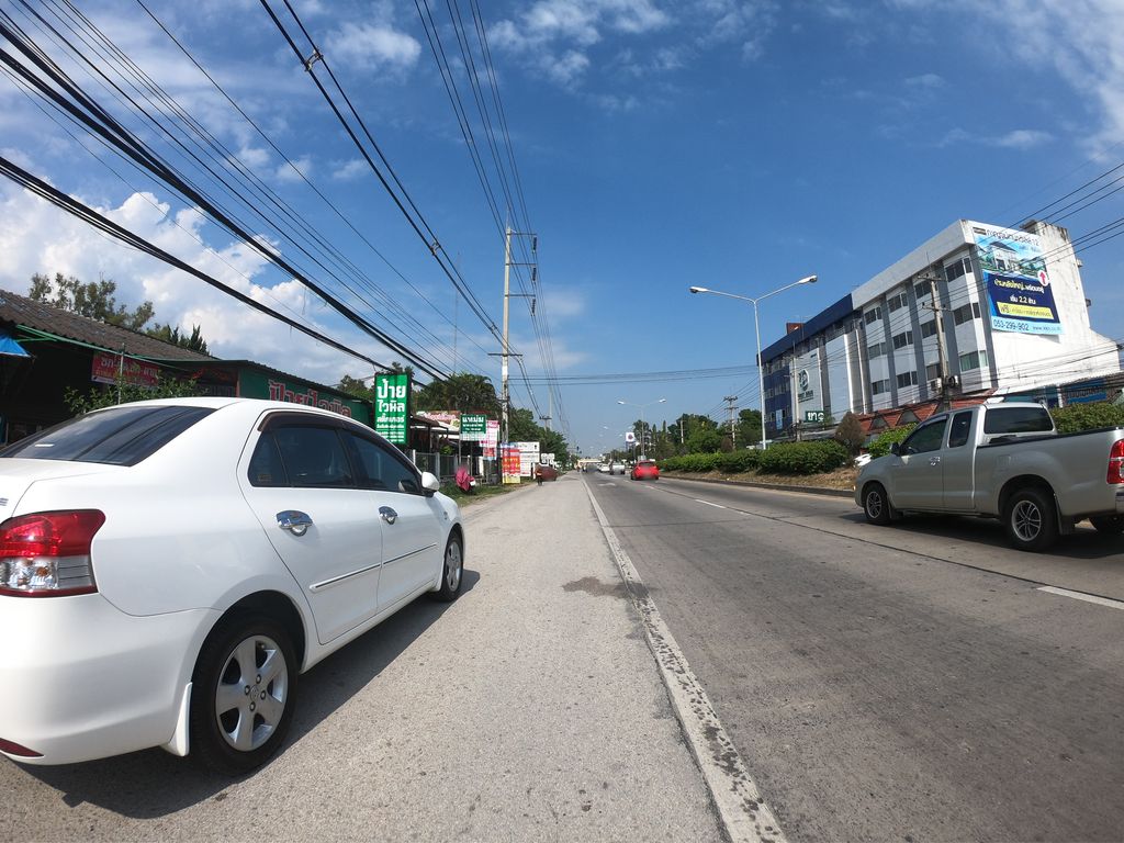 ภาพถนนตรงที่ หม่าล่า ปั่นโป๋ ตั้งอยู่ ถ่ายโดย chanuwath_grab พ.ศ. 2562 (2019) · A street-level view of where หม่าล่า ปั่นโป๋ · Mala Panpo stands, by chanuwath_grab in 2562 (2019)