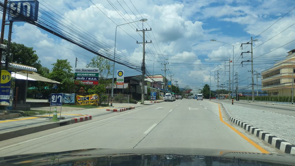 ภาพถนนตรงที่ บ้านต้นปีบ ตั้งอยู่ ถ่ายโดย jrcarlsen พ.ศ. 2564 (2021) · A street-level view of where บ้านต้นปีบ · Ban Ton Pip stands, by jrcarlsen in 2564 (2021)