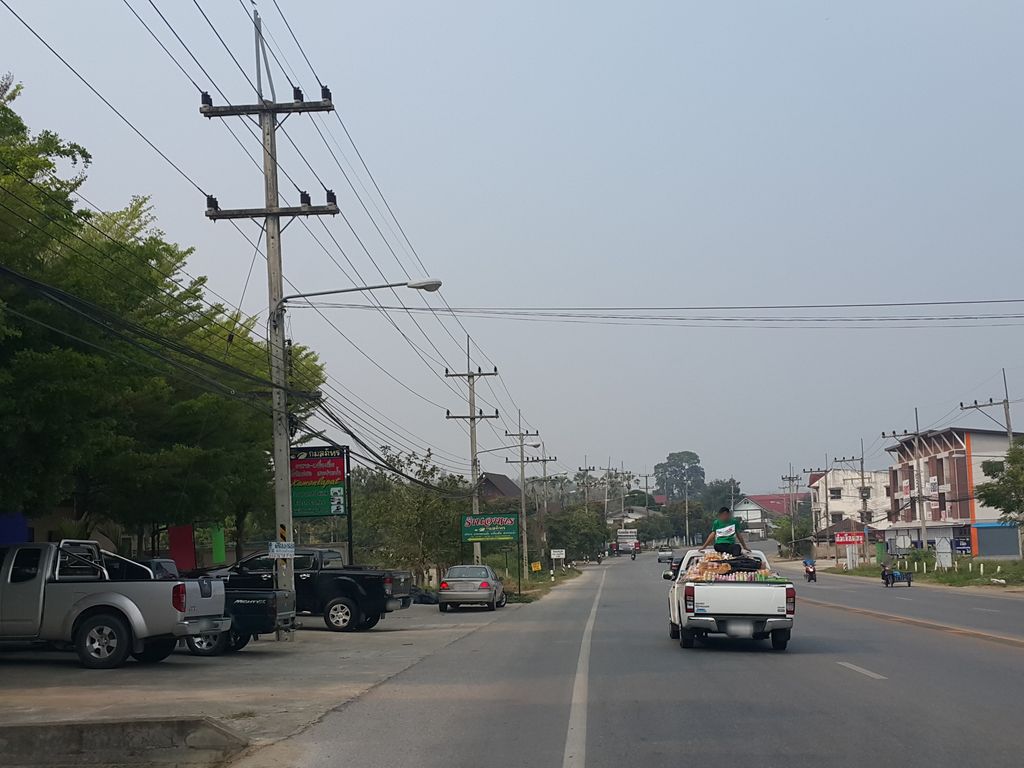 ภาพถนนตรงที่ หมอปัทรักษาสัตว์ ตั้งอยู่ ถ่ายโดย jrcarlsen พ.ศ. 2559 (2016) · A street-level view of where หมอปัทรักษาสัตว์ · Mo Pat Raksasat stands, by jrcarlsen in 2559 (2016)
