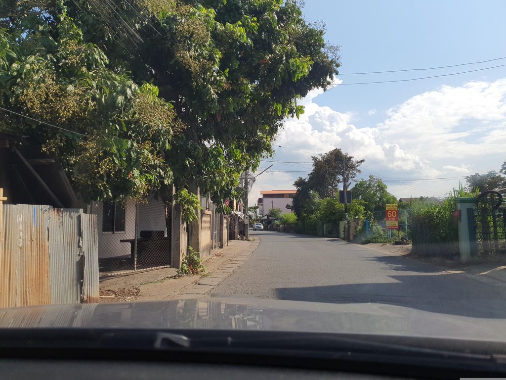 ภาพถนนตรงที่ ร้านข้าวซอยลุงปั๋น ตั้งอยู่ ถ่ายโดย jrcarlsen พ.ศ. 2566 (2023) · A street-level view of where ร้านข้าวซอยลุงปั๋น · Ran Khao Soi Lung Pan stands, by jrcarlsen in 2566 (2023)