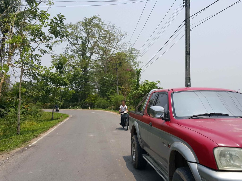 ภาพถนนตรงที่ แซ่บแหกโค้ง ตั้งอยู่ ถ่ายโดย jrcarlsen พ.ศ. 2558 (2015) · A street-level view of where แซ่บแหกโค้ง · Saephaekkhong stands, by jrcarlsen in 2558 (2015)