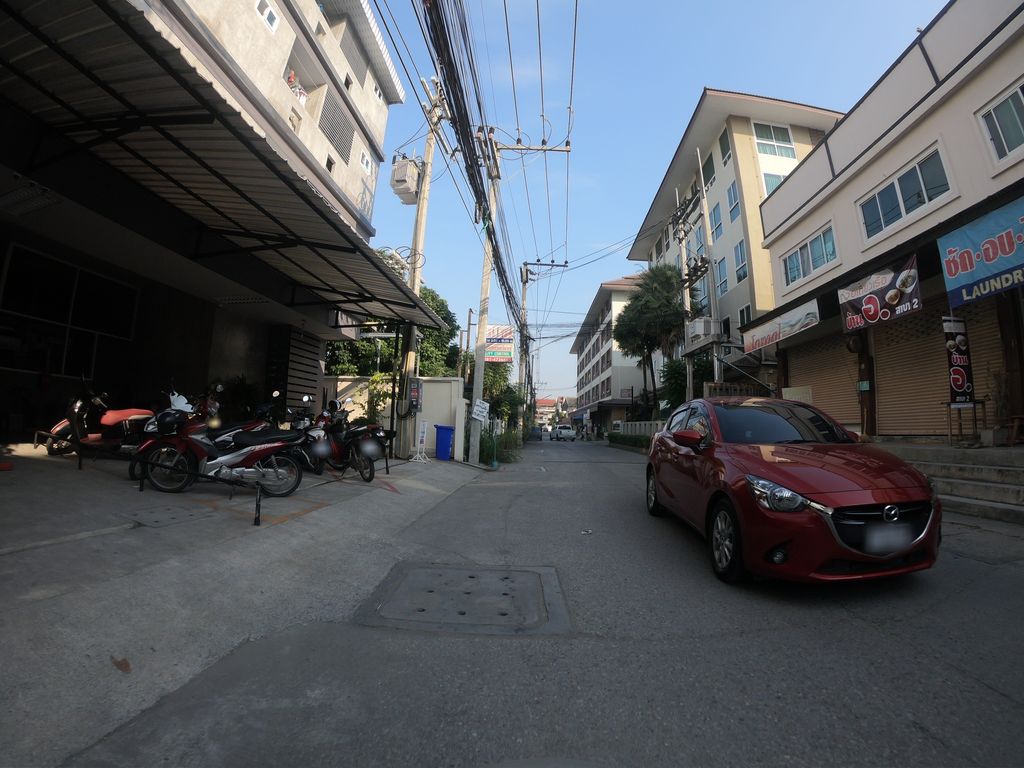 ภาพถนนตรงที่ บ้านรำไทย พิณรพี ตั้งอยู่ ถ่ายโดย chanuwath_grab พ.ศ. 2562 (2019) · A street-level view of where บ้านรำไทย พิณรพี · Ban Ram Thai Phinraphi stands, by chanuwath_grab in 2562 (2019)