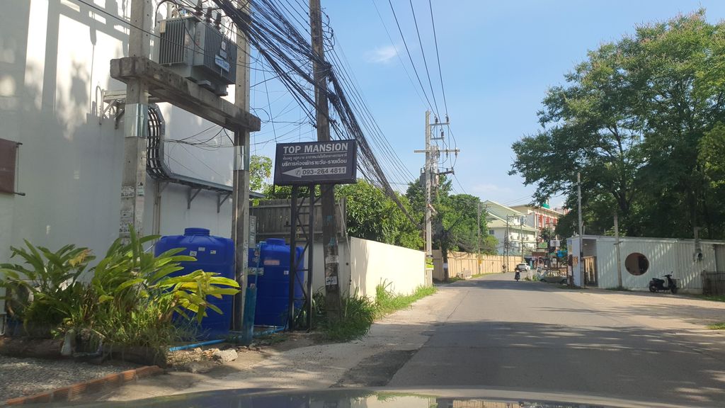 ภาพถนนตรงที่ VTHORY ตั้งอยู่ ถ่ายโดย jrcarlsen พ.ศ. 2565 (2022) · A street-level view of where VTHORY stands, by jrcarlsen in 2565 (2022)