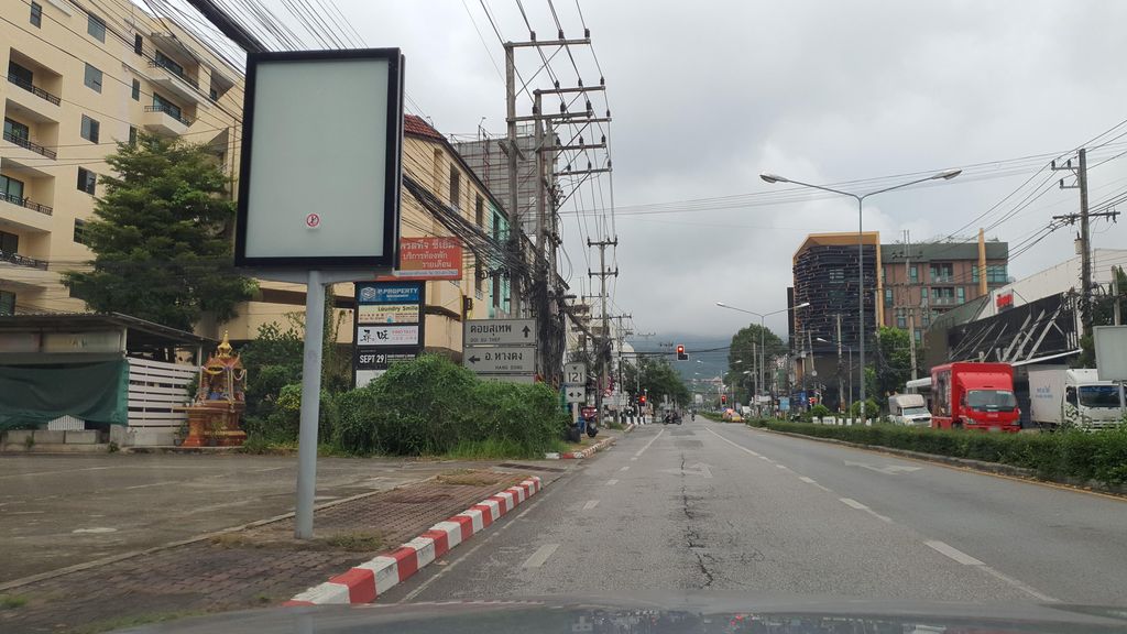 ภาพถนนตรงที่ น้ำตกแม่กลาง เชียงใหม่ ตั้งอยู่ ถ่ายโดย jrcarlsen พ.ศ. 2564 (2021) · A street-level view of where น้ำตกแม่กลาง เชียงใหม่ · Mae Klang Chiang Mai Waterfall stands, by jrcarlsen in 2564 (2021)