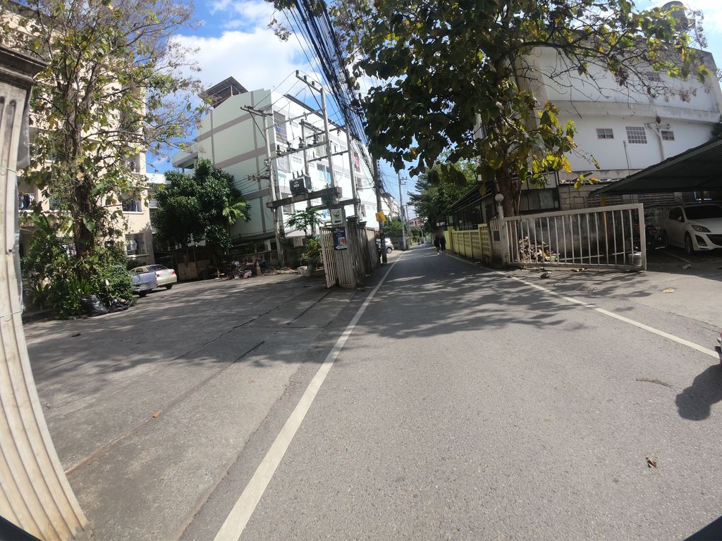 ภาพถนนตรงที่ เตี๋ยวไส้หลังมอ ตั้งอยู่ ถ่ายโดย chanuwath_grab พ.ศ. 2562 (2019) · A street-level view of where เตี๋ยวไส้หลังมอ · Tiao Sai Langmo stands, by chanuwath_grab in 2562 (2019)