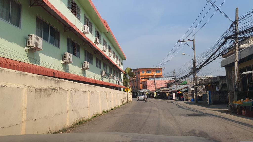 ภาพถนนตรงที่ ครัวคุณติ๋ม ตั้งอยู่ ถ่ายโดย jrcarlsen พ.ศ. 2566 (2023) · A street-level view of where ครัวคุณติ๋ม · Khruakhuntim stands, by jrcarlsen in 2566 (2023)