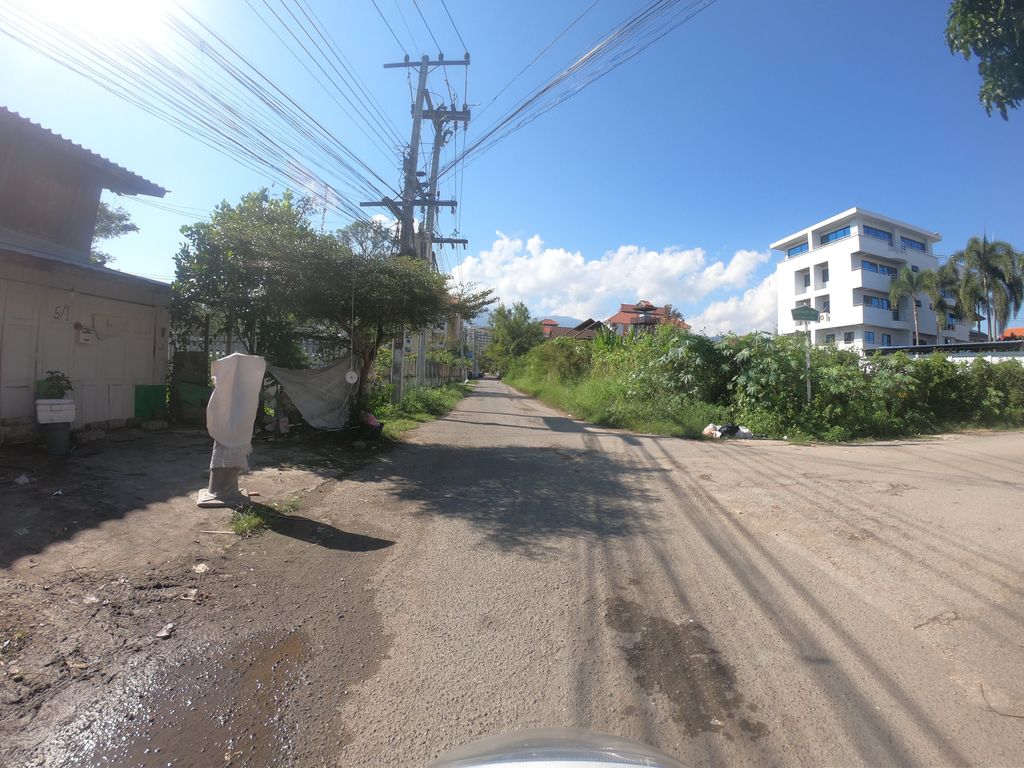 ภาพถนนตรงที่ ครัวน้องเอวา Nong Awa kitchen ตั้งอยู่ ถ่ายโดย chanuwath_grab พ.ศ. 2562 (2019) · A street-level view of where ครัวน้องเอวา Nong Awa kitchen stands, by chanuwath_grab in 2562 (2019)