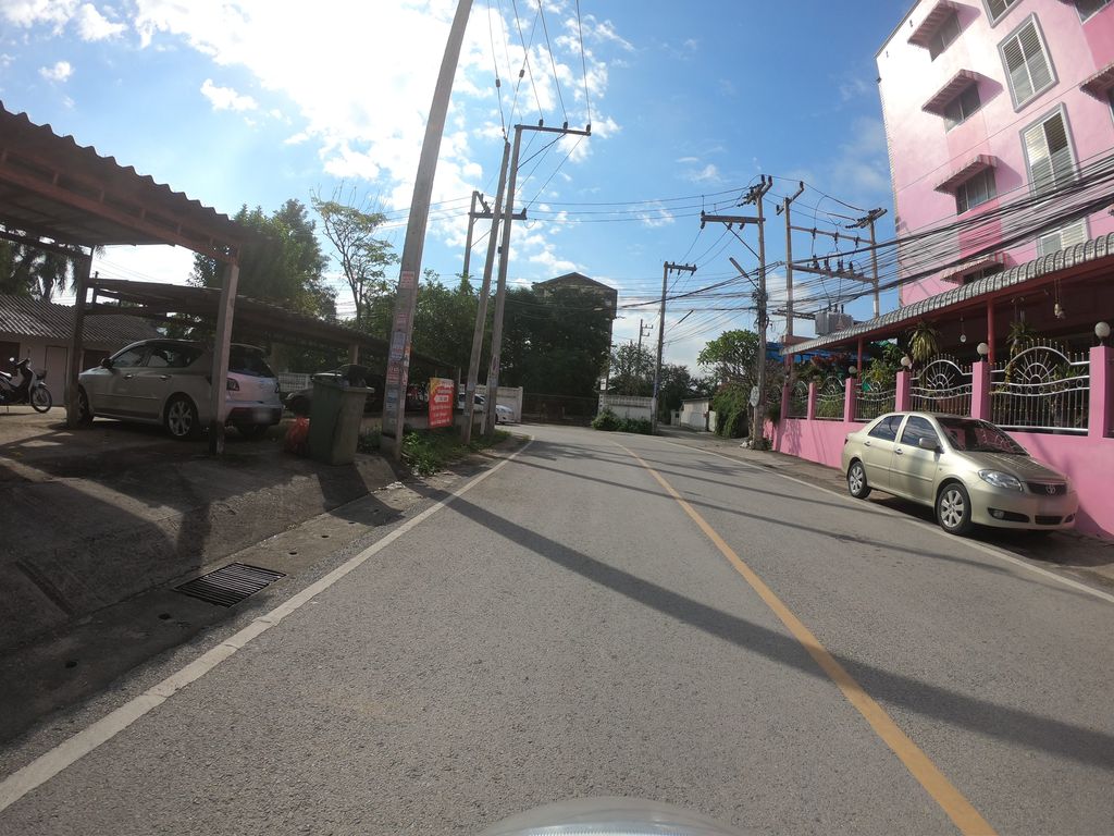 ภาพถนนตรงที่ ธารตะวันแมนชั่น ตั้งอยู่ ถ่ายโดย chanuwath_grab พ.ศ. 2562 (2019) · A street-level view of where ธารตะวันแมนชั่น · Than Tawan Mansion stands, by chanuwath_grab in 2562 (2019)