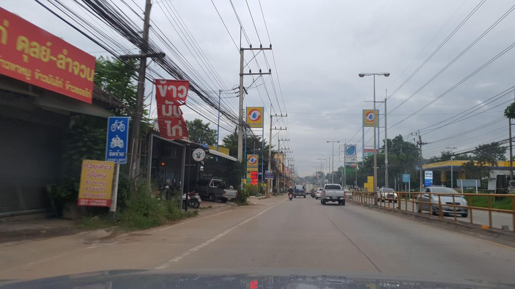 ภาพถนนตรงที่ หว่าญ่า คาร์แคร์ ตั้งอยู่ ถ่ายโดย jrcarlsen พ.ศ. 2564 (2021) · A street-level view of where หว่าญ่า คาร์แคร์ · Waya Car Care stands, by jrcarlsen in 2564 (2021)