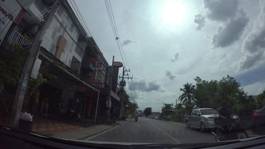 ภาพถนนตรงที่ เมืองเหนือดีไซน์ ตั้งอยู่ ถ่ายโดย kaart_3 พ.ศ. 2562 (2019) · A street-level view of where เมืองเหนือดีไซน์ · Mueang Nuea Design stands, by kaart_3 in 2562 (2019)