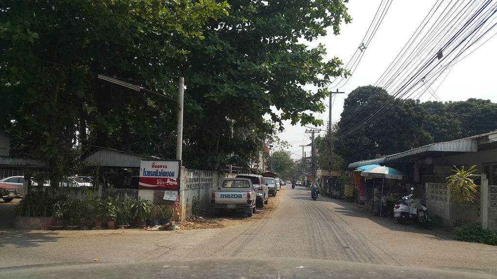 ภาพถนนตรงที่ ร้านน้องณัฐ ตั้งอยู่ ถ่ายโดย jrcarlsen พ.ศ. 2560 (2017) · A street-level view of where ร้านน้องณัฐ · Ran Nong Nat stands, by jrcarlsen in 2560 (2017)